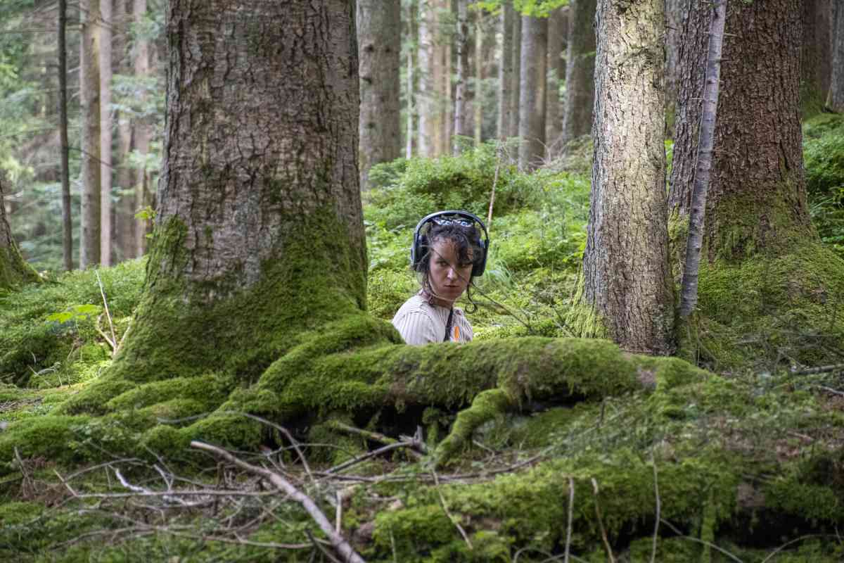 Eintauchen im Waldklang: Teilnehmerin des «Forest Sound Walk» von Ludwig Berger.