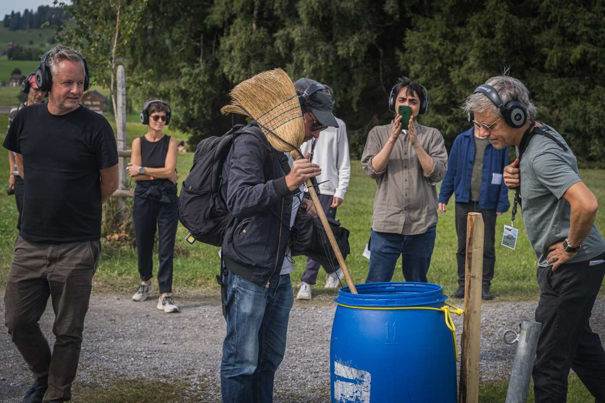 Everything sounds: On his sound walks, Tim Shaw (with broom) searches for sounds and noises and processes them live.