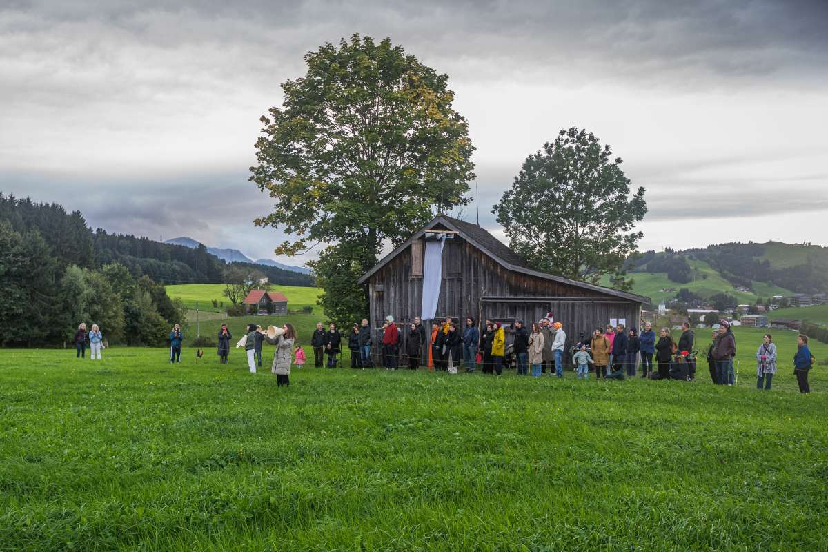 Natural yodelling and prayer: sound performance by Vanessà Heer and Caroline Ann Baur on Appenzell folk culture.