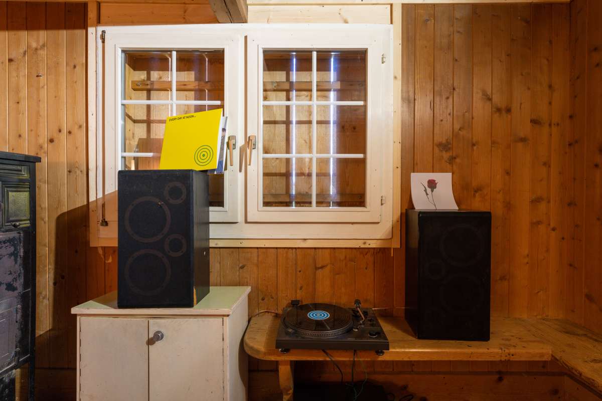 The shot from the turntable: in Olaf Nicolai's ‘Stübli’, you could also hear the bang on vinyl.