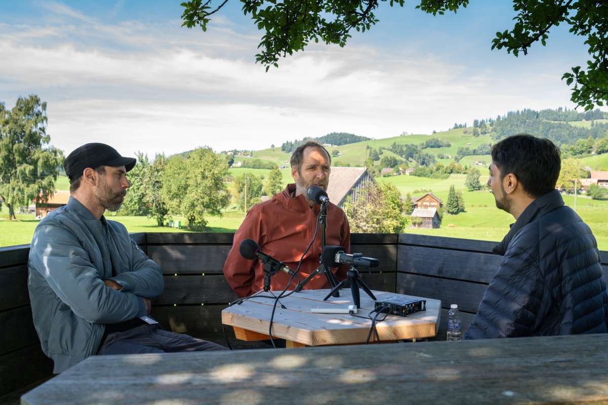 In demand II: Norient podcaster and artist in residence Abishek Mathur (r.) in conversation with artists Alexandre Babel (l.) and Florian Bach.